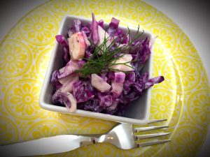 Salada de couve roxa e rabanetes com molho de iogurte e funcho - Blog da Spice