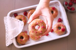 Donuts vegan com calda de framboesa - Blog da Spice