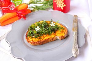 Bruschetta com patê de cenoura e rama salteada - Blog da Spice