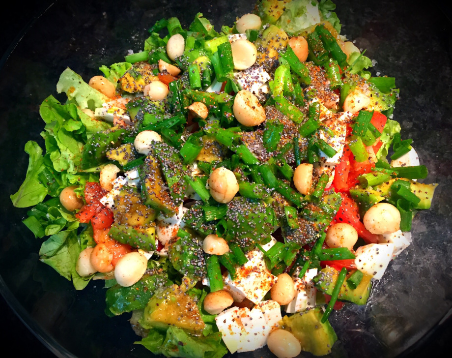 Salada verde com macadamias e sementes de papoila - Blog da Spice