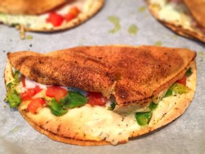 Tostas de pão árabe com tomate, abacate e alecrim - Blog da Spice